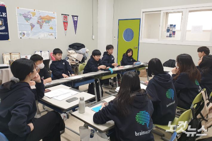 UBMK학교는 "교사자격증이 있는 기독인 선생님들은 누구나 '교사 선교사'로 지원할 수 있다"며 "현재 긴급하게는 중·고등 국어, 과학 교사와 초등 담임을 할 수 있는 선생님 2분과 유치원 선생님 한 분이 필요하다"고 밝혔다.  이어 "UBMK학교는 몽골 교육부의 인가를 받은 학교이므로, 고용 휴직을 내고 1-3년 오셔서 봉사할 수 있다"며 "몽골에서 일한 경력을 한국에서 100% 인정받을 수 있다"고 설명했다.