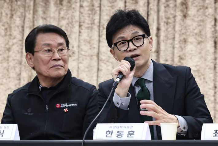 국민의힘 한동훈 비상대책위원장이 16일 오후 경기도 의정부시 제일시장 번영회 사무실에서 열린 시민 간담회에서 발언하고 있다. 연합뉴스