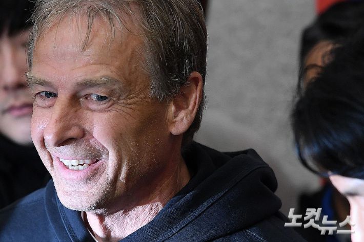 2023 아시아축구연맹(AFC) 아시안컵 준결승에서 참패한 대한민국 축구대표팀 감독 위르겐 클린스만이 8일 인천국제공항을 통해 입국한 뒤 인터뷰를 하고 있다. 클린스만 감독은 입국 뒤 인터뷰에서 사임할 뜻이 없음을 밝혔다. 인천공항=박종민 기자