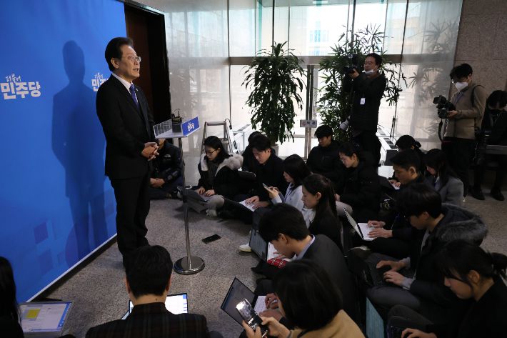 취재진 앞에 선 이재명 대표     (서울=연합뉴스) 이정훈 기자 = 더불어민주당 이재명 대표가 22일 국회 당대표실 앞에서 취재진의 질문에 답하고 있다. 2024.2.22     uwg806@yna.co.kr (끝)   연합뉴스