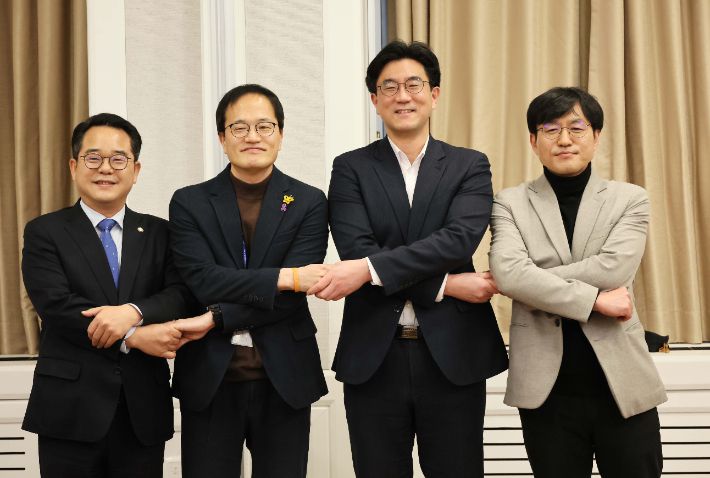 '비례연합'' 정책 회의 전 손 맞잡은 민주당·새진보연합·진보당     (서울=연합뉴스) 이정훈 기자 = 15일 국회에서 열린 비례연합정당 관련 정책연대를 위한 회의에서 더불어민주당 민병덕 의원(왼쪽부터), 박주민 의원, 새진보연합 오준호 정책본부장, 진보당 정태흥 정책위원장이 손을 맞잡은 채 기념촬영을 하고 있다. 2024.2.15     uwg806@yna.co.kr (끝)   연합뉴스