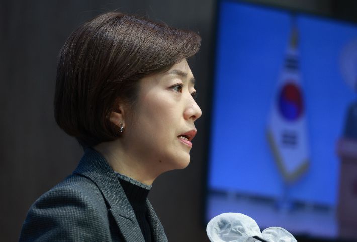 더불어민주당 고민정 의원이 27일 서울 여의도 국회 소통관에서 최고위원직 사퇴 기자회견을 하고 있다. 연합뉴스