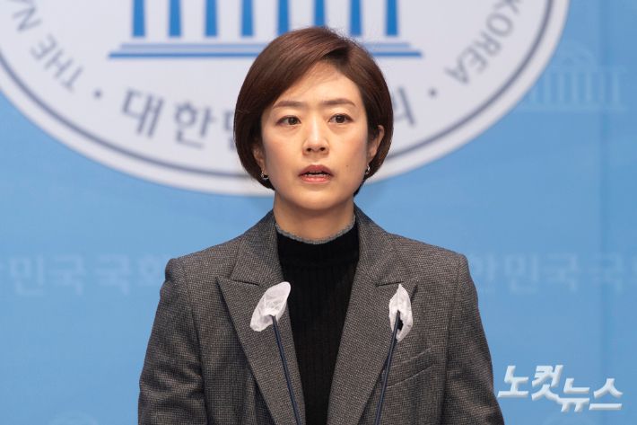 고민정 더불어민주당 의원이 27일 오후 서울 여의도 국회 소통관에서 당내 공천 갈등과 관련 최고위원직 사퇴 기자회견을 하고 있다. 윤창원 기자