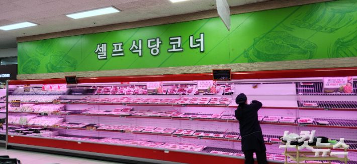 축산물프라자의 셀프코너. 소비자들은 이곳에서 고기를 골라 바로 옆 식당에서 구워 먹을 수 있다. 1인당 추가비용은 5000원이다. 이재기 기자