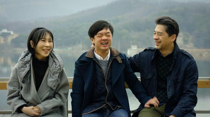 다큐멘터리영화 '부활 그 소망'의 한 장면. 127차 항암치료를 마친 천정은 자매, 희귀 난치병을 앓고 있는 권혁준 군,  장애 자녀를 둔 권오중 배우.