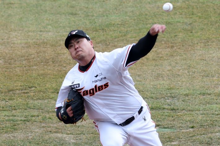 지난 7일 대전 한화생명이글스파크에서 열린 한화 이글스 자체 연습경기에서 류현진이 힘차게 공을 던지고 있다. 연합뉴스