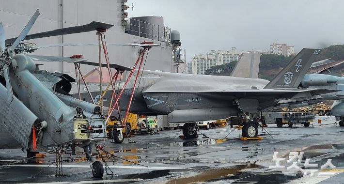 지난해 3월 쌍룡 연합상륙훈련을 위해 부산 해군작전기지에 전개한 미 해군 와스프급 강습상륙함 마킨 아일랜드함에 탑재된 F-35B 스텔스 전투기. 김형준 기자