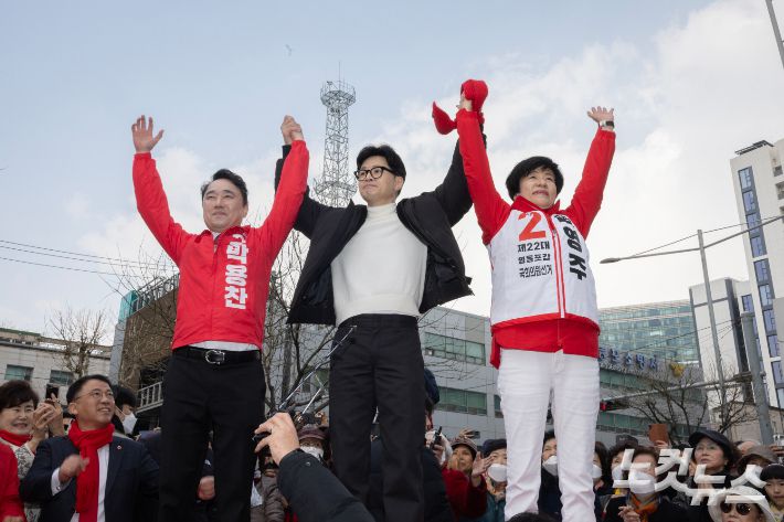 한동훈 국민의힘 비대위원장이 12일 오후 김영주 영등포갑 국회의원 후보, 박용찬 영등포을 국회의원 후보와 함께 영등포 타임스퀘어 광장에서 시민들과 만나 인사하고 있다. 윤창원 기자