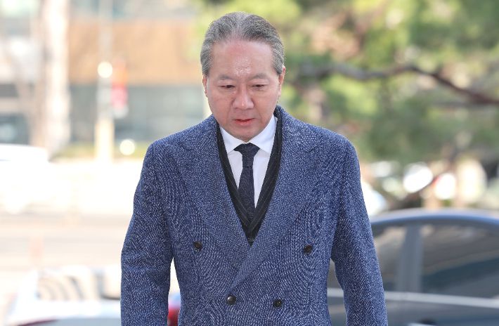 주수호 대한의사협회 비상대책위원회 언론홍보위원장이 14일 오전 전공의 집단 사직 공모 의혹 관련 포렌식 참관을 위해 서울 마포구 서울경찰청 공공범죄수사대로 출석하고 있다. 연합뉴스