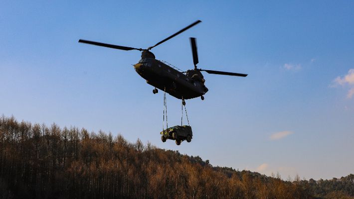 K-151 소형전술차량을 실어 나르는 CH-47 치누크 헬기. 육군 제공