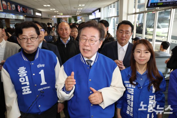 더불어민주당 이재명 대표가 24일 서울 서초구 고속버스터미널에서 시민들에게 지지를 호소하고 있다. 윤창원 기자