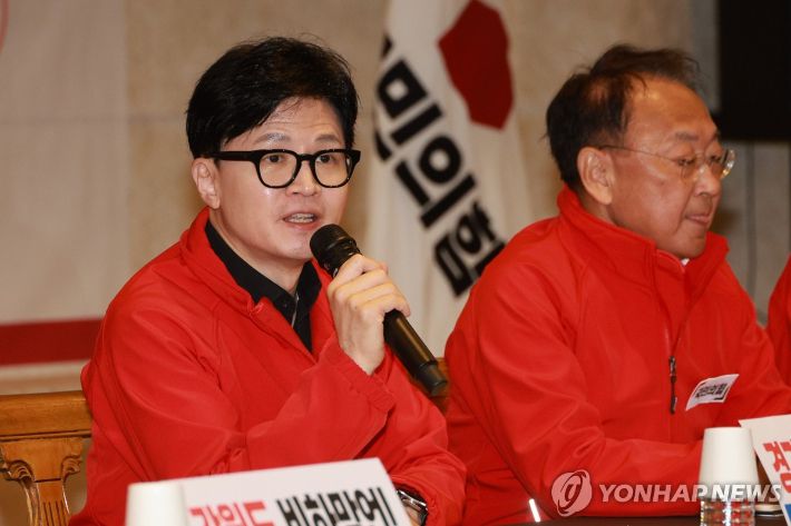 (서울=연합뉴스) 한종찬 기자 = 국민의힘 한동훈 비상대책위원장 겸 총괄 선거대책위원장이 25일 서울 성동구 한양대학교 동문회관에서 열린 서울 현장 중앙선거대책위원회의에 참석해 발언하고 있다. 2024.3.25 saba@yna.co.kr 연합뉴스