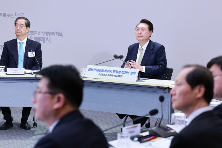 윤석열 대통령이 2일 정부세종청사에서 열린 민생토론회 후속 조치 점검 회의에 참석해 방기선 국무조정실장의 후속 조치 추진 현황 발제를 듣고 있다. 연합뉴스