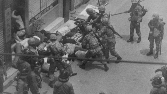 5·18 당시 시민들을 무차별적으로 진압하고 있는 계엄군. 5·18기념재단 제공