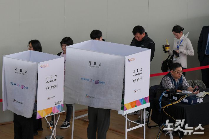 제22대 총선 사전투표일인 5일 인천국제공항 제1터미널 사전투표소에서 여행객이 투표를 하고 있다. 인천공항=박종민 기자