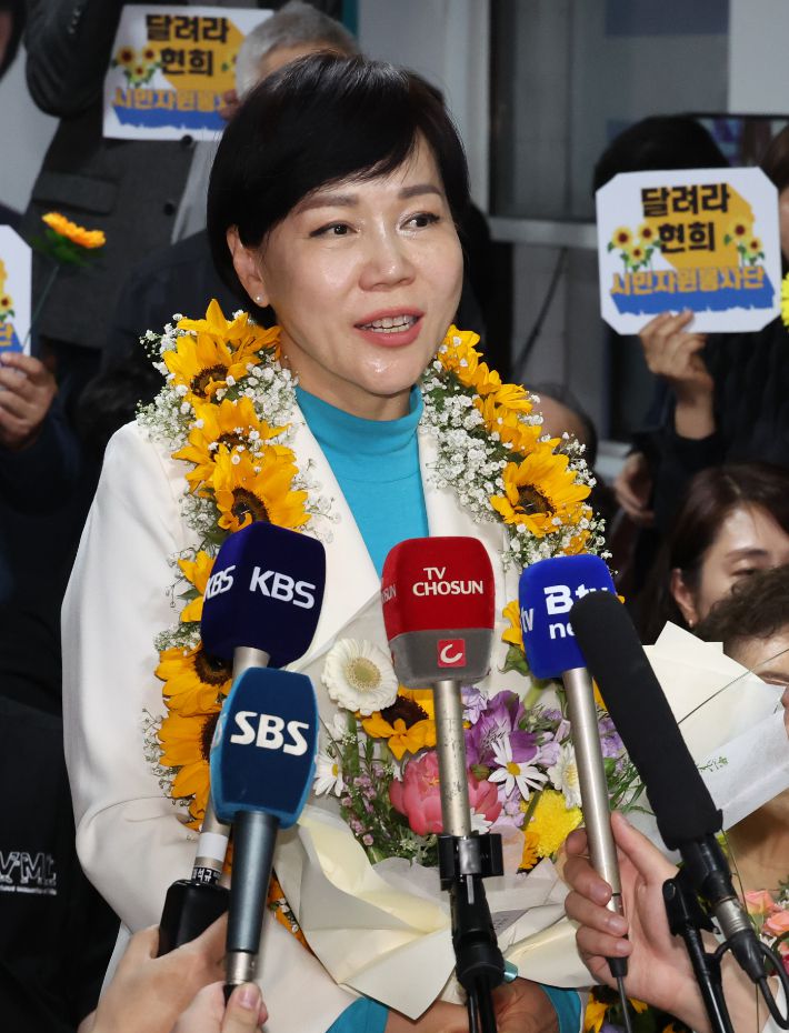 당선 확실, 인터뷰 하는 더불어민주당 전현희 후보     (서울=연합뉴스) 최재구 기자 = 서울 중구성동구갑에 출마한 더불어민주당 전현희 후보가 11일 서울 성동구 왕십리로 선거사무소에서 당선이 확실시 된 뒤 방송 인터뷰를 하고 있다. 2024.4.11     jjaeck9@yna.co.kr (끝)   연합뉴스