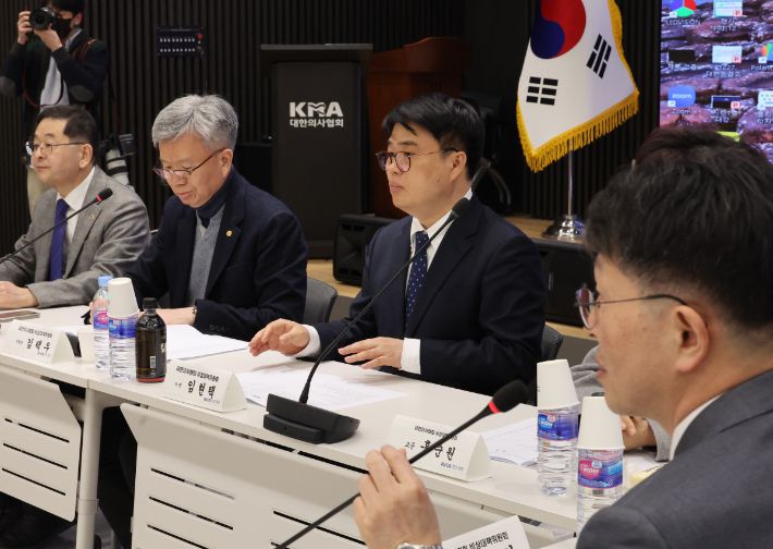 임현택 대한의사협회 차기 회장이 지난달 31일 서울 용산구 의사협회에서 열린 비대위 회의에 참석하고 있다. 연합뉴스
