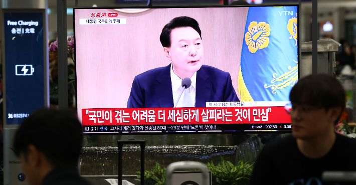 국무회의 지켜보는 인천공항 이용객들      (영종도=연합뉴스) 김인철 기자 = 16일 오전 인천국제공항 제1여객터미널 입국장에서 공항 이용객들이 TV로 중계되는 윤석열 대통령의 국무회의 발언을 지켜보고 있다. 2024.4.16     yatoya@yna.co.kr (끝)   연합뉴스