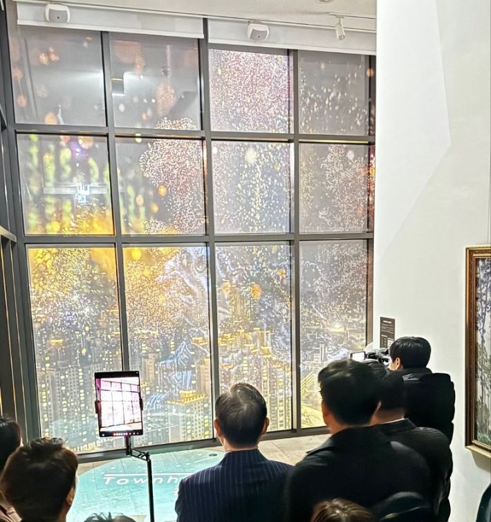 천안타운홀 전망대 미디어아트. 천안시 제공