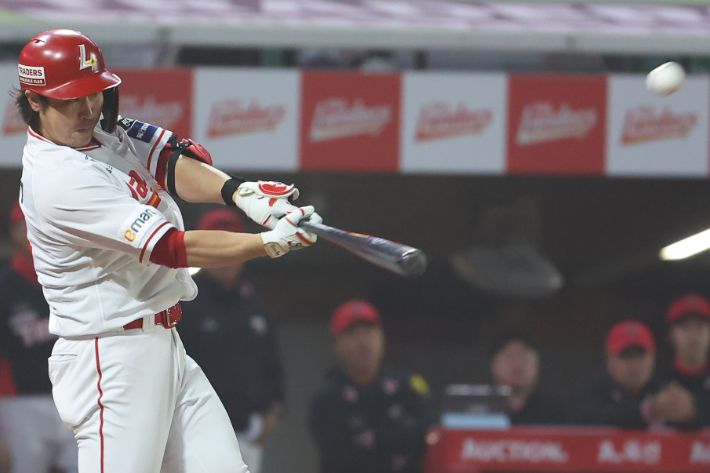 지난 16일 인천 SSG랜더스필드에서 열린 KIA 타이거즈와 SSG 랜더스의 경기 9회 말 2사 SSG 최정이 동점 솔로 홈런을 치고 있다. 연합뉴스