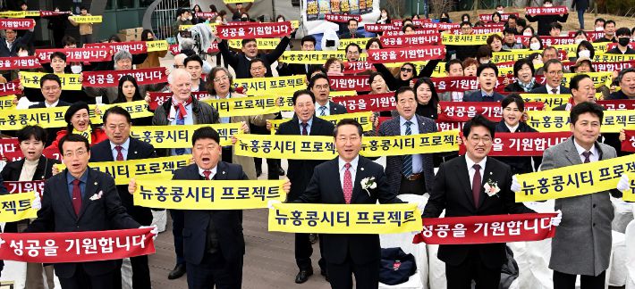지난해 3월 인천 중구 영종하늘문화센터 광장에서 열린 '뉴홍콩시티 프로젝트 비전선포식'에서 유정복 인천시장, 배준영 국회의원, 김정헌 중구청장 등 참가자들이 행사 세레모니를 하는 모습. 인천시 제공