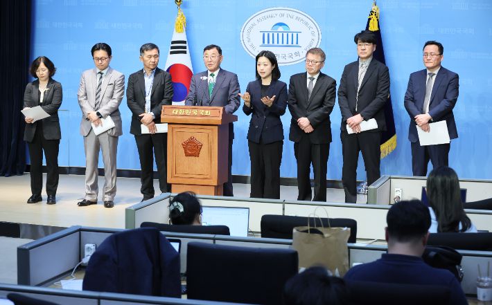 김상균 연금개혁 공론화위원장이 22일 국회 소통관에서 숙의토론회 및 시민대표단 설문조사 결과를 브리핑하고 있다. 연합뉴스