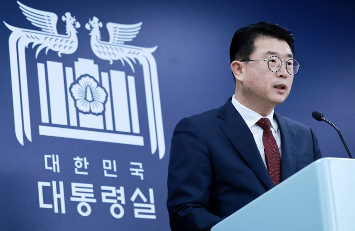 장상윤 대통령실 사회수석이 23일 서울 용산 대통령실 청사 오픈라운지에서 의대 증원 등 관련 현안 브리핑을 하고 있다. 연합뉴스