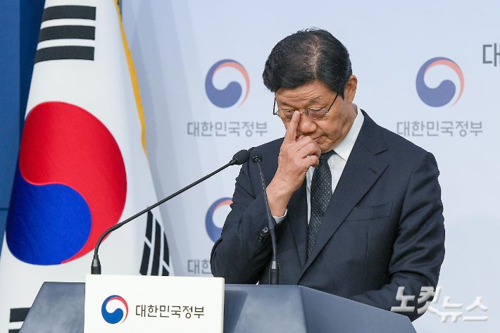 노연홍 의료개혁특별위원장이 25일 정부서울청사 별관에서 제1차 의료개혁특별위원회 회의 주요 결과를 발표하고 있다. 박종민 기자