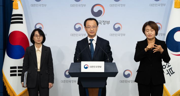 25일 오후 정부서울청사에서 열린 의료개혁 특위 관련 브리핑에서 취재진 질의에 답변하고 있는 전병왕 보건복지부 보건의료정책실장. 복지부 제공