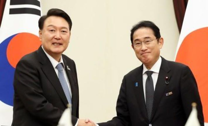 작년 7월 리투아니아에서 만난 한일 정상. 연합뉴스