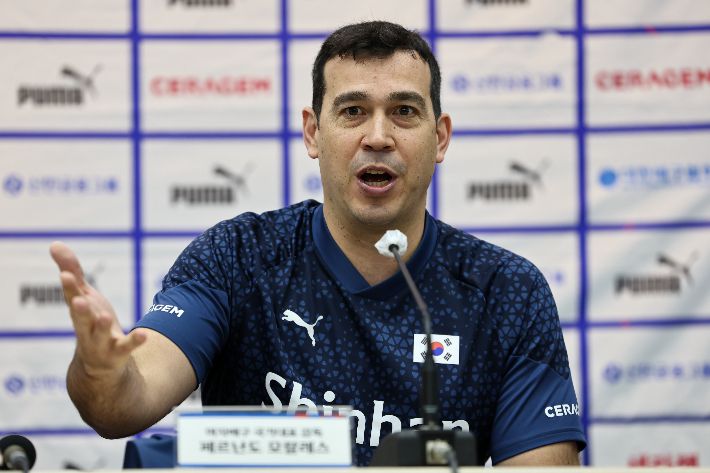 소감 밝히는 모랄레스 감독. 연합뉴스