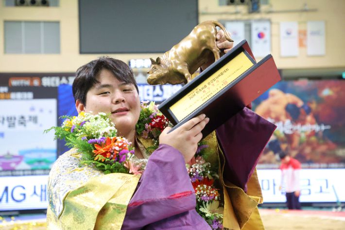 올해 첫 백두장사에 오른 김민재. 대한씨름협회