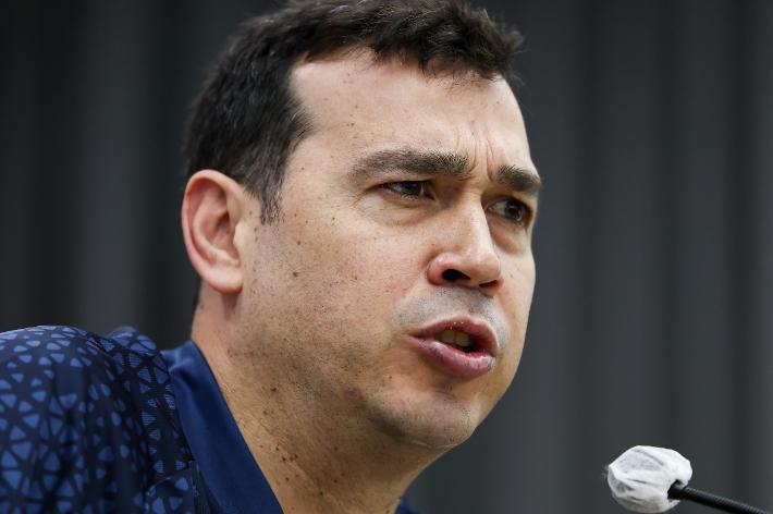 질문 답하는 모랄레스 여자배구 국가대표팀 감독. 연합뉴스