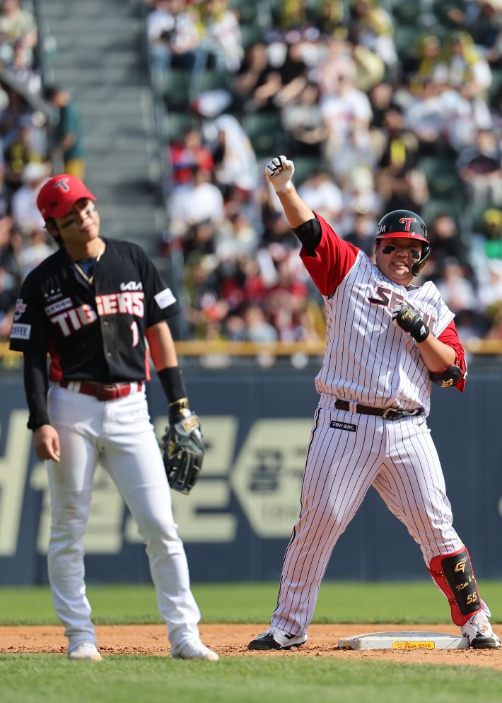 28일 서울 잠실야구장에서 열린 프로야구 LG와 KIA의 경기. 5회말 1사 만루에서 LG 김범석이 3타점 적시타를 날리고 기뻐하고 있다. 연합뉴스