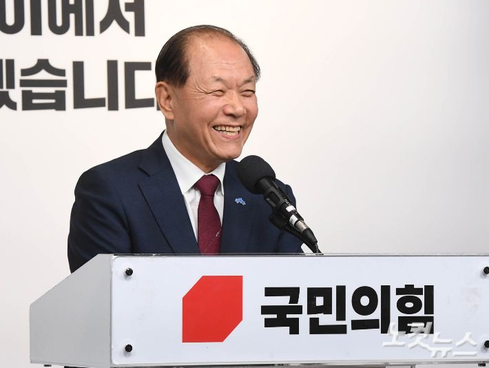 국민의힘 황우여 신임 비상대책위원장이 취재진의 질문을 듣고 있다. 황진환 기자