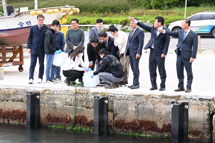 울주군의회 원전특별위원회 의원들이 7일 서생면 대송항에서 해양 방사능 조사를 위한 시료를 채취하고 있다. 울주군의회 제공