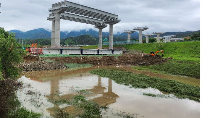 박완수 경남지사가 지적한 하천 물 흐름을 막은 임시도로(가도) 설치 현장. 독자 제공