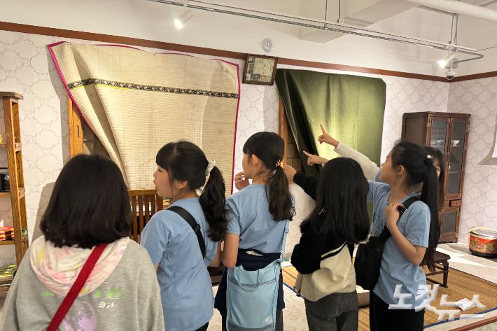 제44주년 5·18민주화운동 기념 기획전시  '5월 18일. 일요일. 맑음'이 펼쳐진 8일 오전 전일빌딩245를 방문한 광주 극락초등학교 4학년 1반 학생들. 김수진 기자