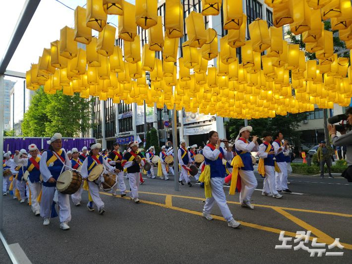 5·18 44주년을 하루 앞둔 17일 오후 광주 동구 금남로에서 시민난장·오월풍물굿·민주평화대행진 등 전야제가 펼쳐졌다. 박요진 기자