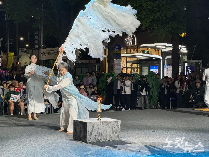 5·18 44주년을 하루 앞둔 17일 오후 광주 동구 금남로에서 시민난장·오월풍물굿·민주평화대행진 등 전야제가 펼쳐졌다. 김수진 기자