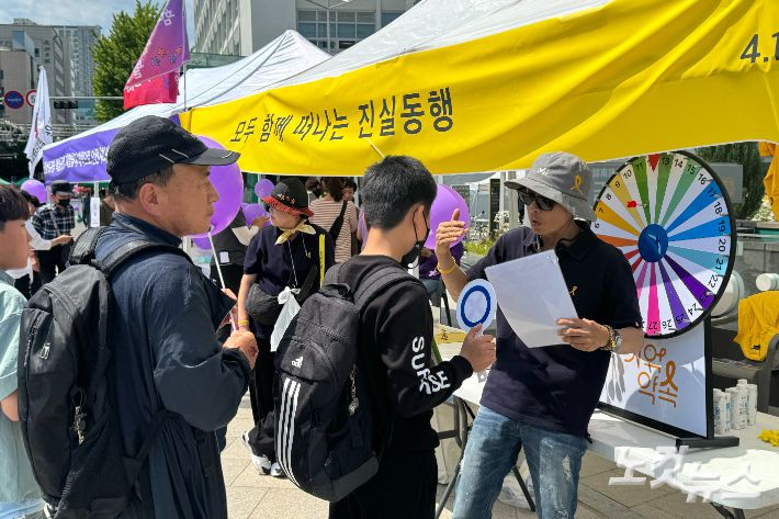 5·18 민주화운동 전야제가 열리기 전 다양한 체험 부스가 마련됐다. 김수진 기자