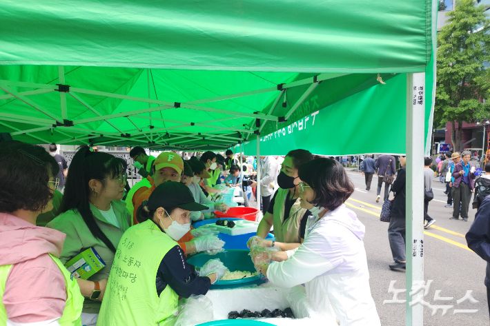 5·18 민주화운동 전야제가 열리기 전 다양한 체험 부스가 마련됐다. 박요진 기자