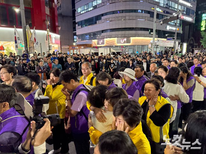 5·18 민주화운동 44주년 하루 앞두고 펼쳐진 전야제에서 1980년 5월 자식을 잃은 오월어머니들이 세월호·이태원 참사 유족을 끌어안았다. 김수진 기자