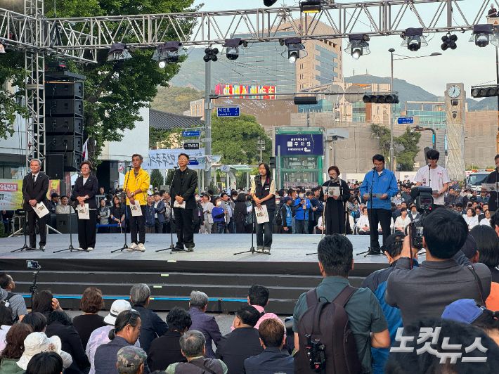 5·18 44주년을 하루 앞둔 17일 오후 광주 동구 금남로에서 시민난장·오월풍물굿·민주평화대행진 등 전야제가 펼쳐졌다. 김수진 기자