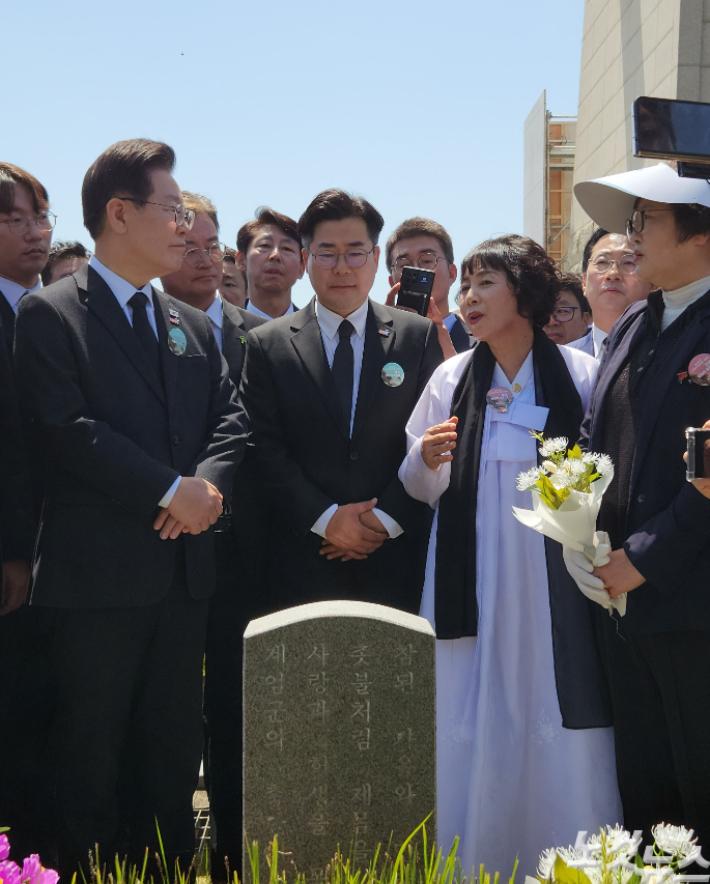 18일 오후 제44주년 5·18민주화운동 기념식 후 더불어민주당 이재명 대표와 5·18 유가족·유족들이 대화중인 모습. 박성은 기자