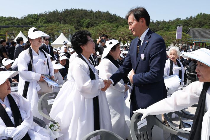 조국혁신당 조국 대표가 18일 광주시 북구 국립5·18민주묘지에서 열린 제44주년 5·18민주화운동 기념식에 참석해 오월어머니회 회원들과 인사하고 있다. 연합뉴스