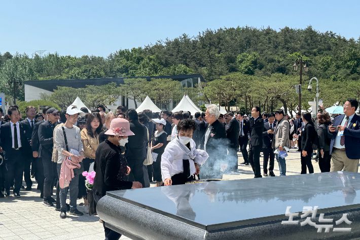 18일 오전 광주 북구 운정동 국립5·18민주묘지에서 시민들이 분향하고 있다. 김수진 기자