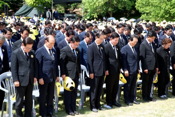 23일 오후 경남 김해 봉하마을에서 권양숙 여사와 문재인 전 대통령 내외, 한덕수 총리, 여야 대표 등이 참석한 가운데 고 노무현 전 대통령 서거 15주기 추도식이 엄수되고 있다. 연합뉴스