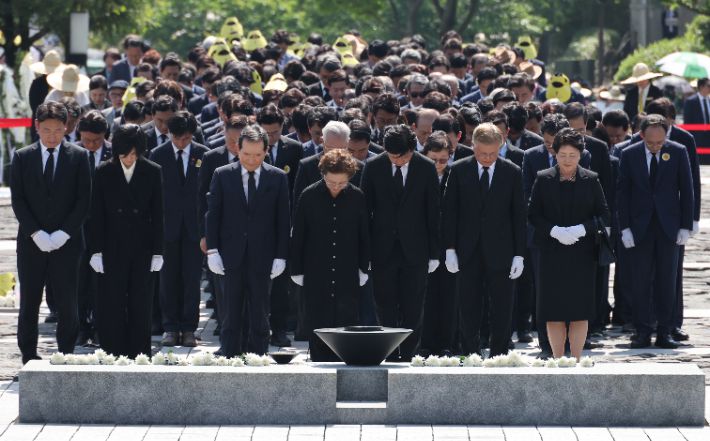 23일 오후 경남 김해 봉하마을에서 열린 고 노무현 전 대통령 서거 15주기 추도식에서 권양숙 여사와 문재인 전 대통령 내외, 한덕수 국무총리를 비롯한 여야 정치인들이 묘역을 참배하고 있다. 연합뉴스