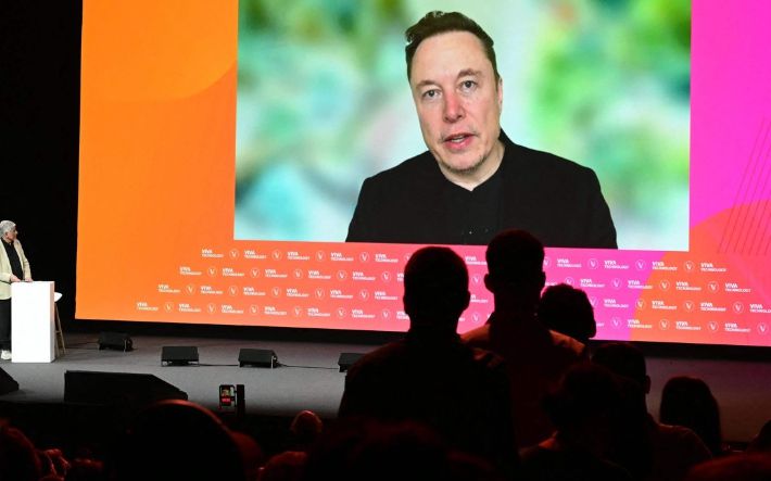 23일(현지시간) 프랑스 파리에서 열린 '비바 테크놀로지' 행사에 화상으로 참여한 일론 머스크. 연합뉴스